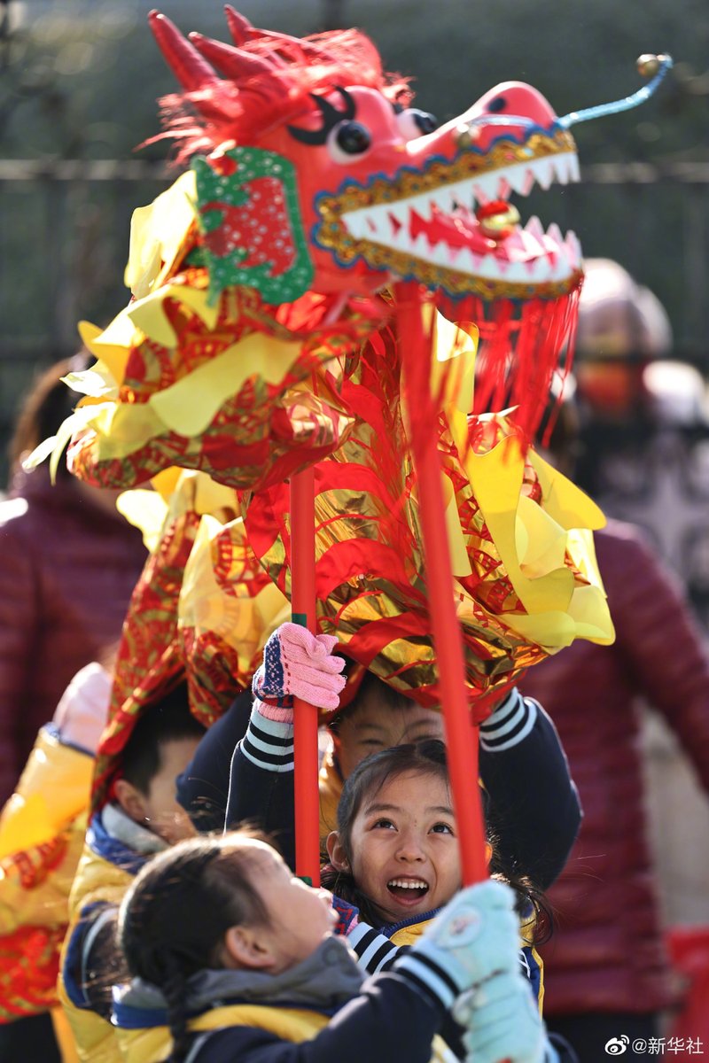 PDChinese's tweet photo. 【兒時的元宵節記憶】有網友說，兒時記憶裡的元宵節，是吃甜甜的湯圓，上街看熱熱鬧鬧的舞龍舞獅，手提新買的能唱���的花燈，還會抓著一串糖葫蘆……孩子們眼中的元宵節，是歡樂、是美好、是團圓、是熱鬧，也是儀式感。一起聊聊你兒時的元宵節什麼樣？ https://t.co/yL8JZQ6bbG