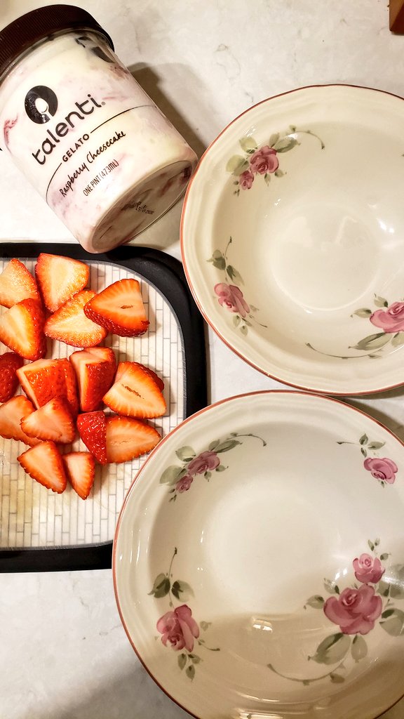 The past 8 days have been a lot besties so I decided to make myself a bark a cute little dinner so we could decompress from the week and have some nice time together 💖 even through the toughest of weeks being with him makes it a lot easier 💖