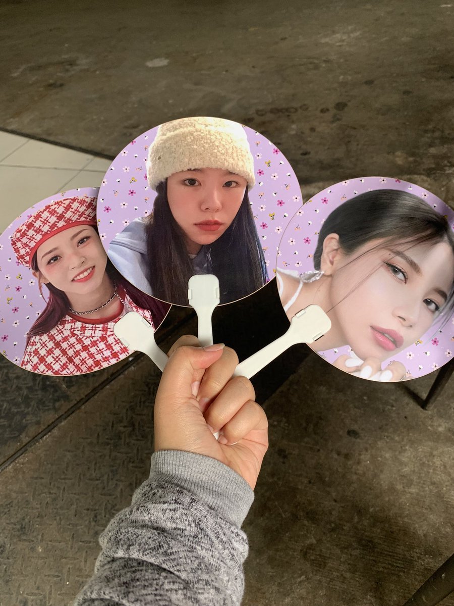 serendipiteco's tweet photo. halo temen temen aku jualan kipas member mamamoo satunya 15k dua 25k bisa cod di venue yaa aku udh di venue^^ #MAMAMOO_MyCon #MAMAMOOINJAKARTA #MAMAMOOinJKT #MYCONinJKT https://t.co/mWPFC3lxxD