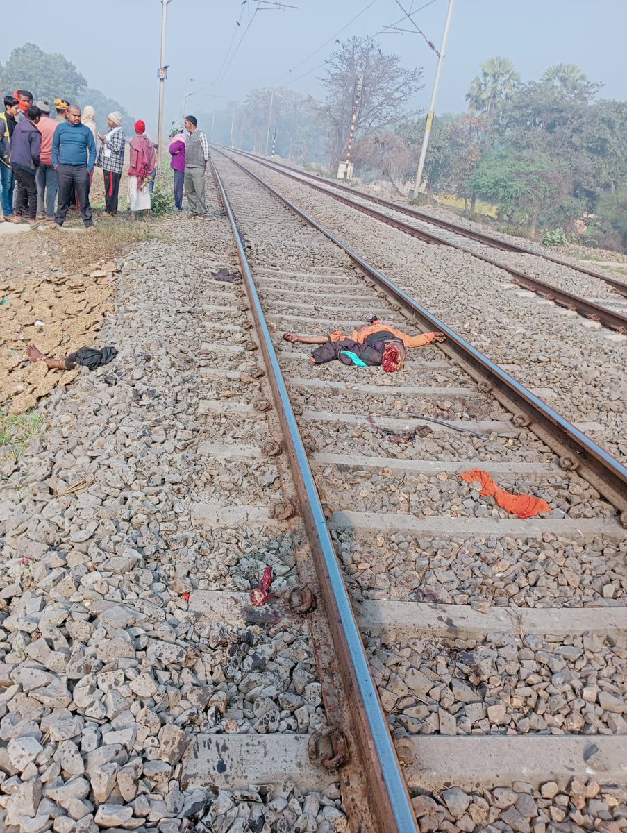 कुछ पैसे देकरअपने कर्मचारियों के परिवार छिनती भारतीय रेल 
<a href="/RailMinIndia/">Ministry of Railways</a> 
<a href="/PMOIndia/">PMO India</a> 
<a href="/hrw/">Human Rights Watch</a> 
<a href="/LabourMinistry/">Ministry of Labour & Employment, GoI</a>