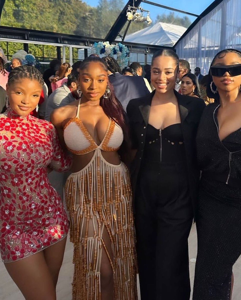 hot975lv's tweet photo. Annual Pre Grammy #RocNationBrunch ๐คฉThese celebrities came to slay!
.
.
.
#djkhaled #liluzivert #2chainz #beyonce #haileybailey #normani #ellamai #chloebailey #jayz #kellyrowland
๐ธ Beyoncรฉ , Kelly Rowland, jamiefcw (Instagram) https://t.co/NjivmYtSYd