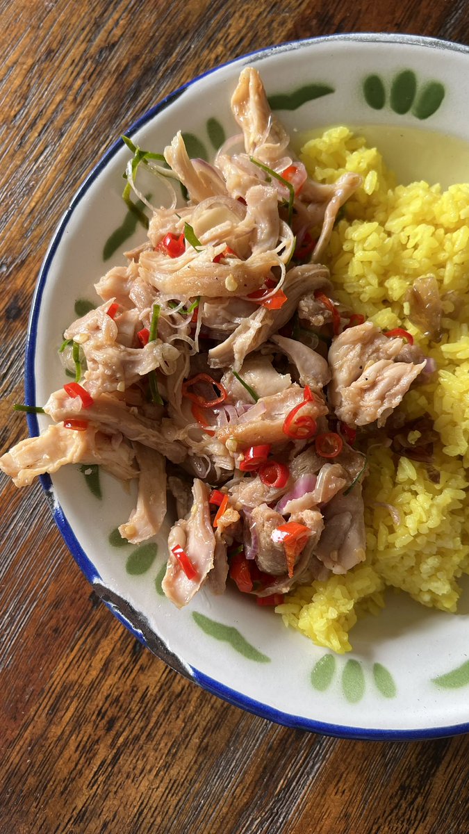 glennmars's tweet photo. Setelah puluhan kali masak, kayaknya ini versi paling megang.
“Ayam Suwir Sambal Bawang” 

Bumbuin ayam pake garem, totole, lada &amp;perasan jeruk nipis.
Cabe merah, rawit merah, daun jeruk, bamer dan sedikit baput diiris halus.
Siapkan juga jeruk limo.
Kalo suka terasi siapkan aja. https://t.co/vdoLAPgUU7