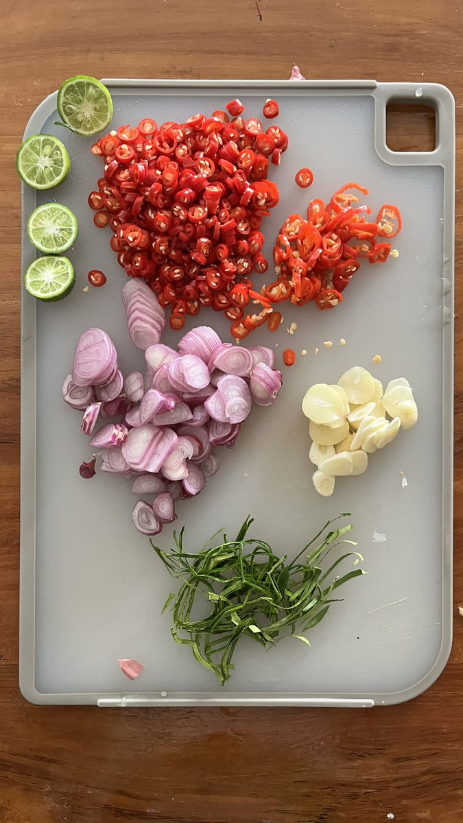 glennmars's tweet photo. Setelah puluhan kali masak, kayaknya ini versi paling megang.
“Ayam Suwir Sambal Bawang” 

Bumbuin ayam pake garem, totole, lada &amp;perasan jeruk nipis.
Cabe merah, rawit merah, daun jeruk, bamer dan sedikit baput diiris halus.
Siapkan juga jeruk limo.
Kalo suka terasi siapkan aja. https://t.co/vdoLAPgUU7