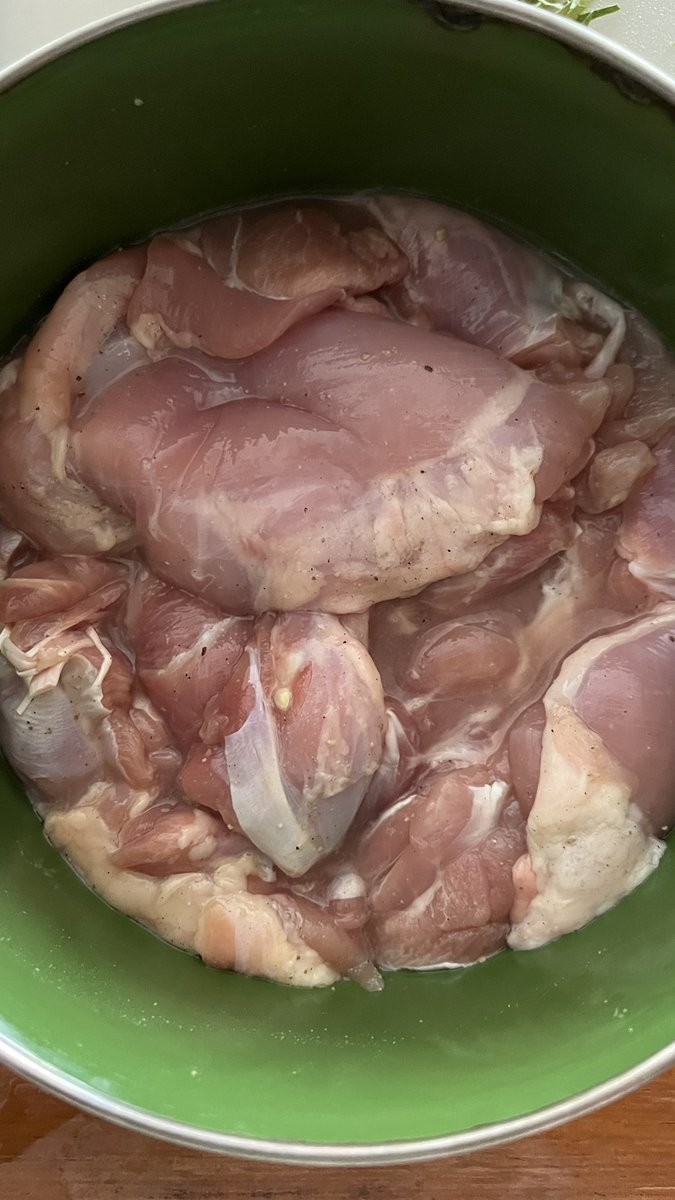 glennmars's tweet photo. Setelah puluhan kali masak, kayaknya ini versi paling megang.
“Ayam Suwir Sambal Bawang” 

Bumbuin ayam pake garem, totole, lada &amp;perasan jeruk nipis.
Cabe merah, rawit merah, daun jeruk, bamer dan sedikit baput diiris halus.
Siapkan juga jeruk limo.
Kalo suka terasi siapkan aja. https://t.co/vdoLAPgUU7