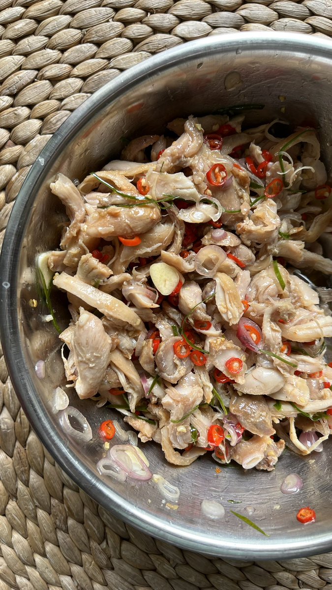 glennmars's tweet photo. Setelah puluhan kali masak, kayaknya ini versi paling megang.
“Ayam Suwir Sambal Bawang” 

Bumbuin ayam pake garem, totole, lada &amp;perasan jeruk nipis.
Cabe merah, rawit merah, daun jeruk, bamer dan sedikit baput diiris halus.
Siapkan juga jeruk limo.
Kalo suka terasi siapkan aja. https://t.co/vdoLAPgUU7