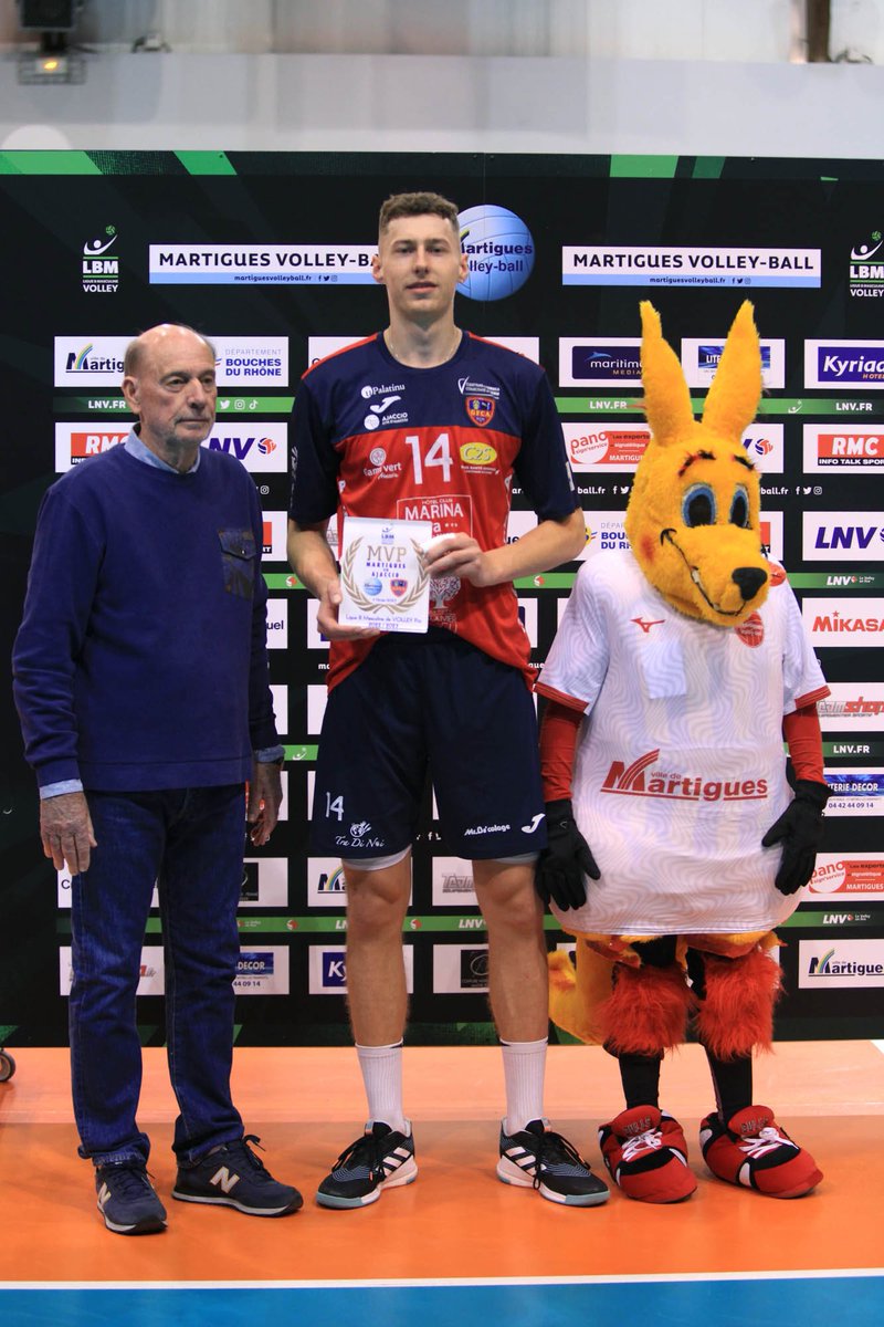 Gustavs Freimanis auteur de 23 points reçoit le titre de #MVP des mains de Michel Mellot  le président du Martigues Volley-Ball . Skippy la mascotte est bien sûr présente . Un grand bravo à <a href="/GFCAVolleyBall/">GFCA Volley Ball</a> qui s’impose 3/1 ce soir à Martigues. <a href="/LNVofficiel/">LNV</a>