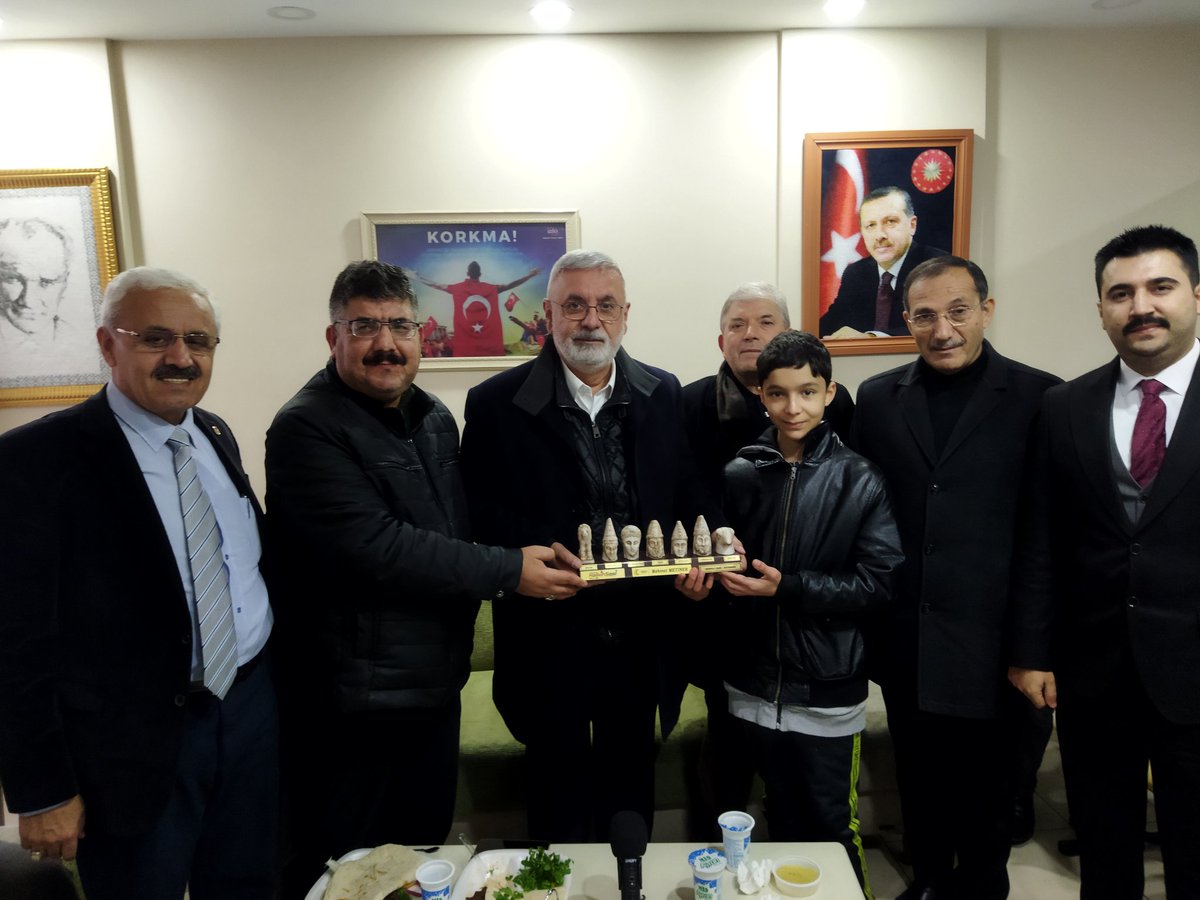 Gazetemiz Evsahipliğinde
<a href="/dembir_der/">DEMBİR-DER</a>
Genel Başkanı <a href="/MetinerBasin/">Mehmet Metiner</a>
<a href="/Akparti/">AK Parti</a> il başk <a href="/mehmetdagtekin_/">Mehmet Dağtekin</a> 
<a href="/iletisimurfa/">T.C.İletişim Başkanlığı Şanlıurfa Bölge Müdürlüğü</a> bölge Müdürümz <a href="/efemuraterbas/">Efe Murat Erbaş</a> katılımı ile  
Gazeteci arkadaşlarm <a href="/oteles_ibrahim/">İbrahim Öteleş</a> <a href="/NecipRessam/">🎨🖌️Ressam Necip AYDIN</a> 
<a href="/b_karadag02/">Bilal KARADAĞ🖋</a> 
 <a href="/omerkarakus1983/">Ömer Karakuş</a> <a href="/YLMZCBN/">Yılmaz Çoban</a> ile gündemini değerlendirdik
