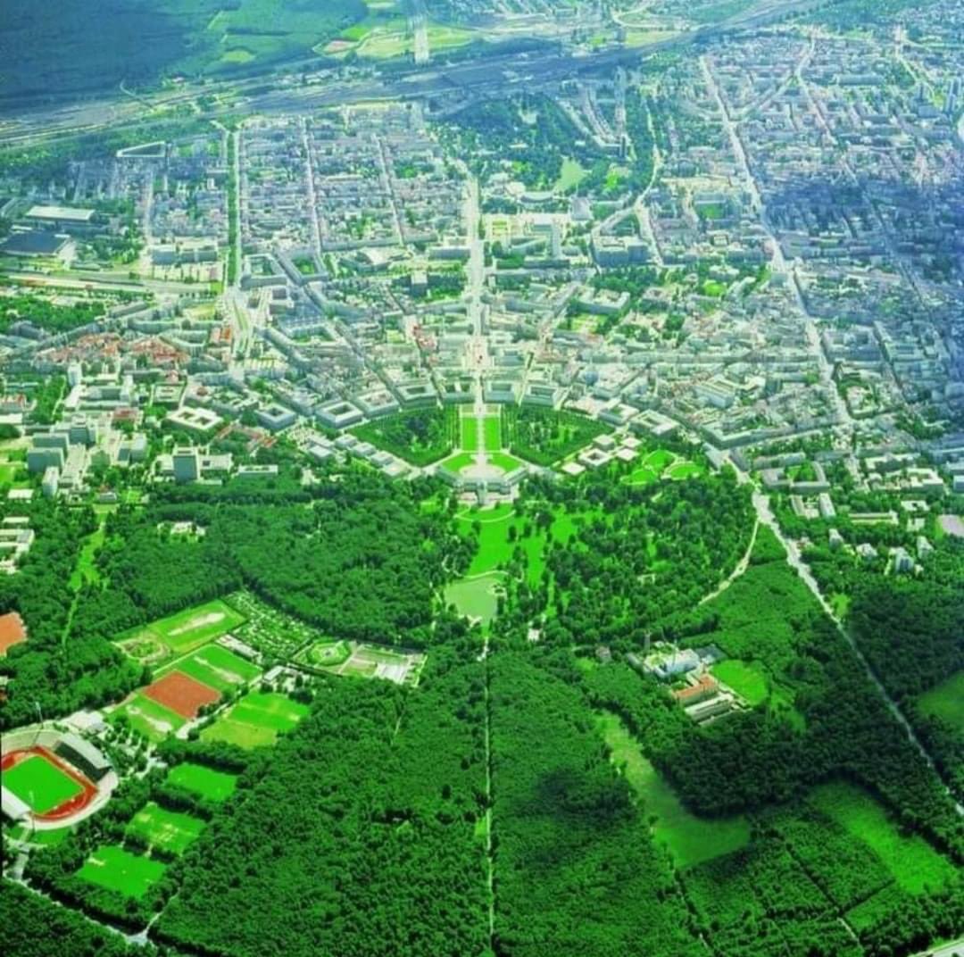 YujunWale's tweet image. 3️⃣ 地球黑暗势力知道了这点然后接管这强大能量场所.用这种能量来压制疲惫并吸收地球光明能量.因为黑暗没有能量.
卡尔斯鲁厄是亚特兰蒂斯的
重建城市.根据密封方面建造.源自埃及胡夫金字塔和最重要权力场所-
大西洋精神遗产风水电力线建造.这里埋葬着人类最初知识.强大的亚特兰蒂斯水晶：智者之石。