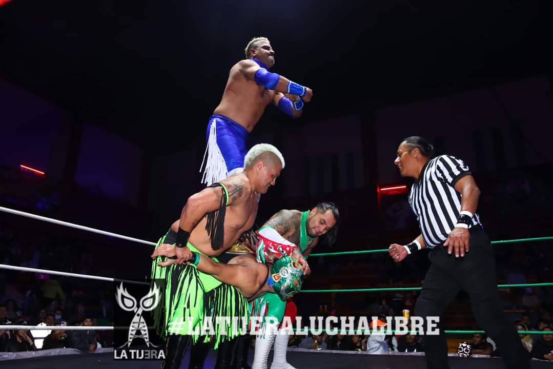 LaTijeraLucha's tweet photo. En un zafarrancho en #ArenaNeza con la lucha semifinal,donde #ElSafrificio se logra imponer a #LosGuaposVIP cuando de forma sorpresiva llegaron los integrantes de #LaPandemia, quienes distraen a #Zumbido, #ChrisStoneJr y #ApoloEstradaJr para que ... https://t.co/lRTL7tekZi