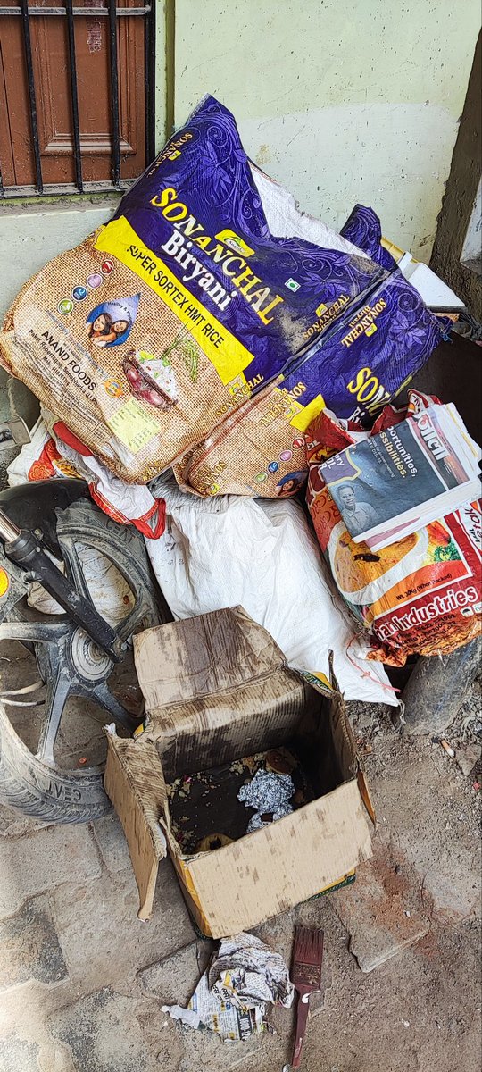 123e4t5's tweet photo. एस4/57 बी उल्फत बीबी की हटा अर्दली बाजार वाराणसी , डोर टू डोर कूड़े वाले 2 दिन से नही आ रहे है कूड़े का अम्मार होगया है @nagarnigamvns @NagarVikasUP @Varanasi_DM https://t.co/OyrBXPbBNd