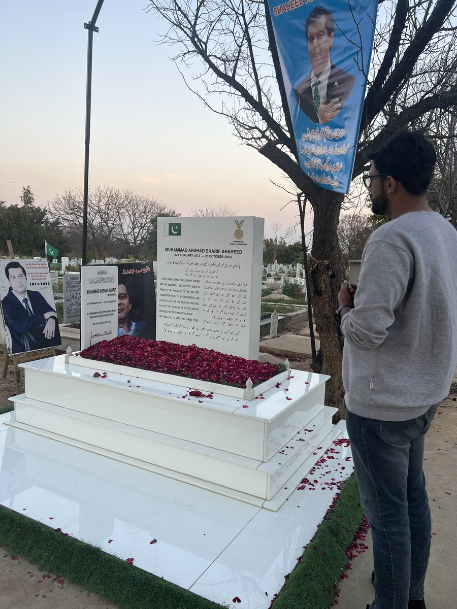 PTI_Wala1's tweet photo. تمہیں وطن کی ہوائیں سلام کہتی ہیں😶♥️
#ArshadSharifShaheed 
Came all the way from gujrat to meet #arshad 
@javerias https://t.co/2I89a5l3UP