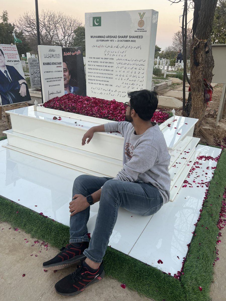 PTI_Wala1's tweet photo. تمہیں وطن کی ہوائیں سلام کہتی ہیں😶♥️
#ArshadSharifShaheed 
Came all the way from gujrat to meet #arshad 
@javerias https://t.co/2I89a5l3UP