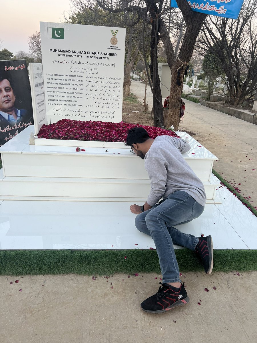 PTI_Wala1's tweet photo. تمہیں وطن کی ہوائیں سلام کہتی ہیں😶♥️
#ArshadSharifShaheed 
Came all the way from gujrat to meet #arshad 
@javerias https://t.co/2I89a5l3UP