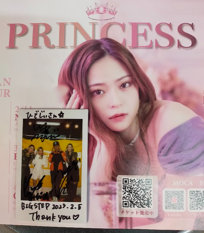 nj5lnrbbQTGFtla's tweet image. もかち＆藤田姉妹のビッグステップフリーLIVE行ってきました、なんと通りすがりの美人姉妹が立ち止まって聞いてくれた上にチェキ会にまで参加してくれてました。
今日のLIVEで新規ファン二名獲得ですね。
#MONA 
#PRINCESSPROJECT  
#プリプロ