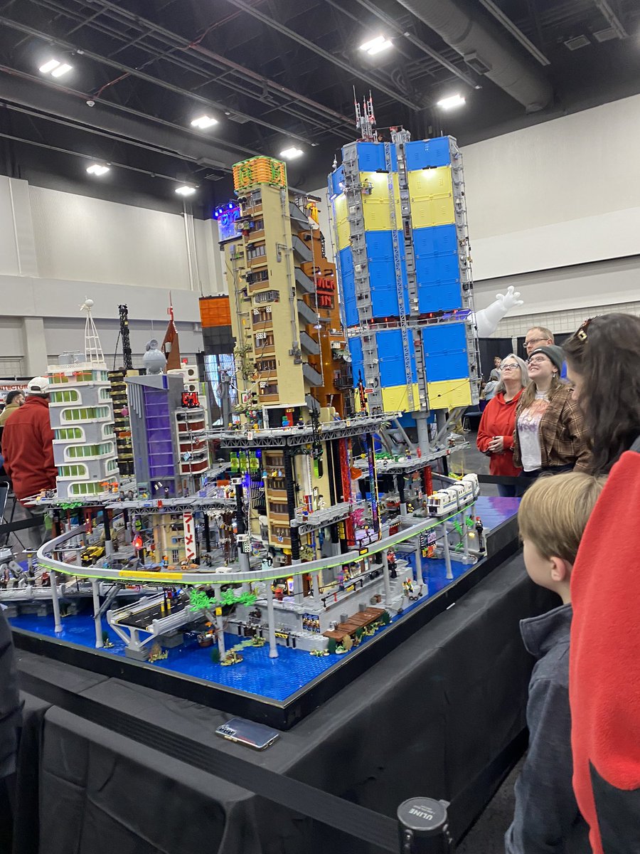 TheOldPlayerOne's tweet photo. The displays at #AtlantaBrickCon were outstanding. The people really threw some effort at these.
Everything else was a disaster. The exhibit hall was way too small but the organizers kept packing people in.
Now theyβre deleting complaints on Facebook about it. #lego https://t.co/wIqtSFR5hm