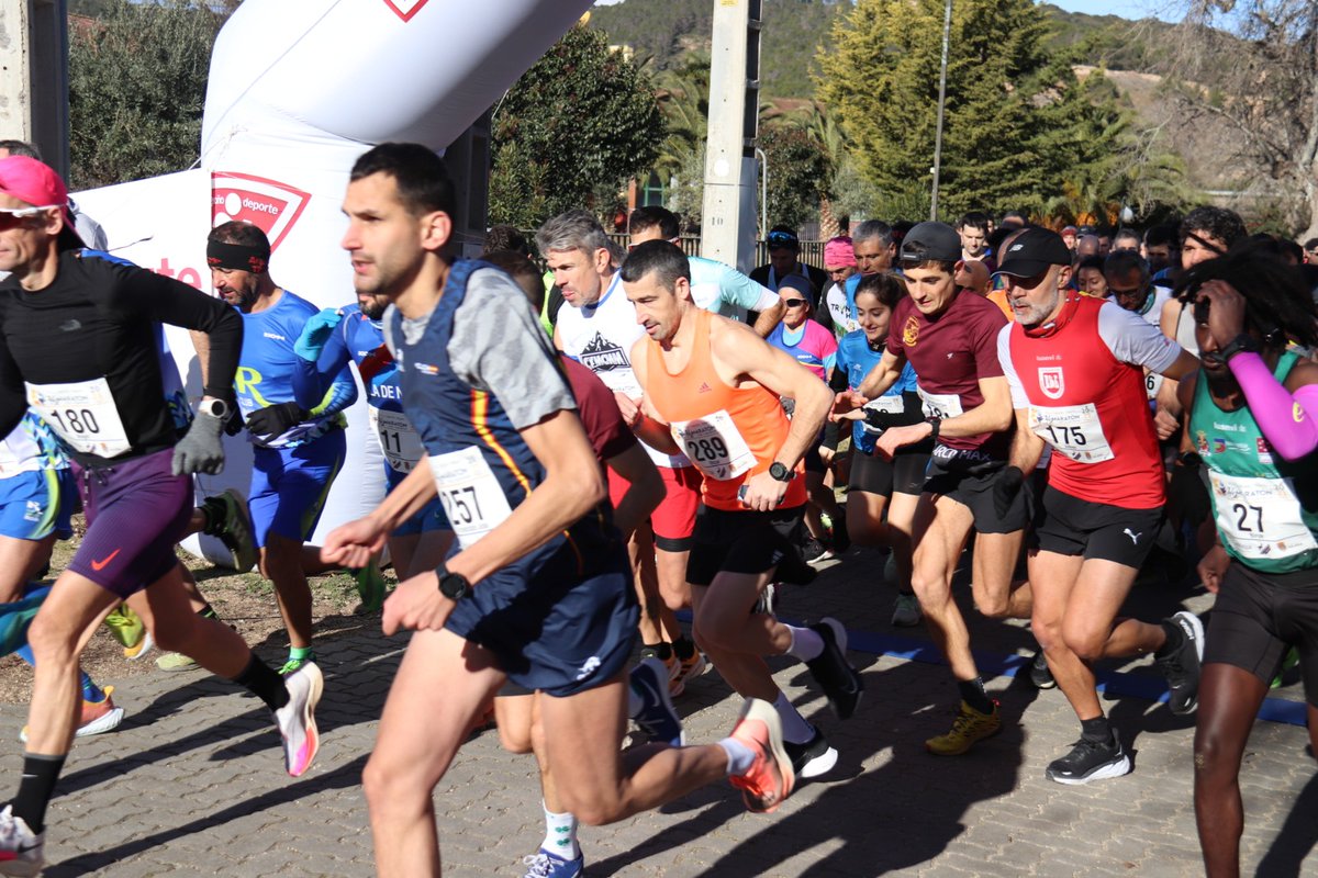 .<a href="/rubenantonanzas/">Rubén Antoñanzas</a> ha dado la salida a los cerca de 280 corredores que desde La Grajera han marchado hacia Nájera en la primera etapa de la Media Maratón del Camino, organizada por <a href="/maratonrioja/">Club Maratón Rioja</a>