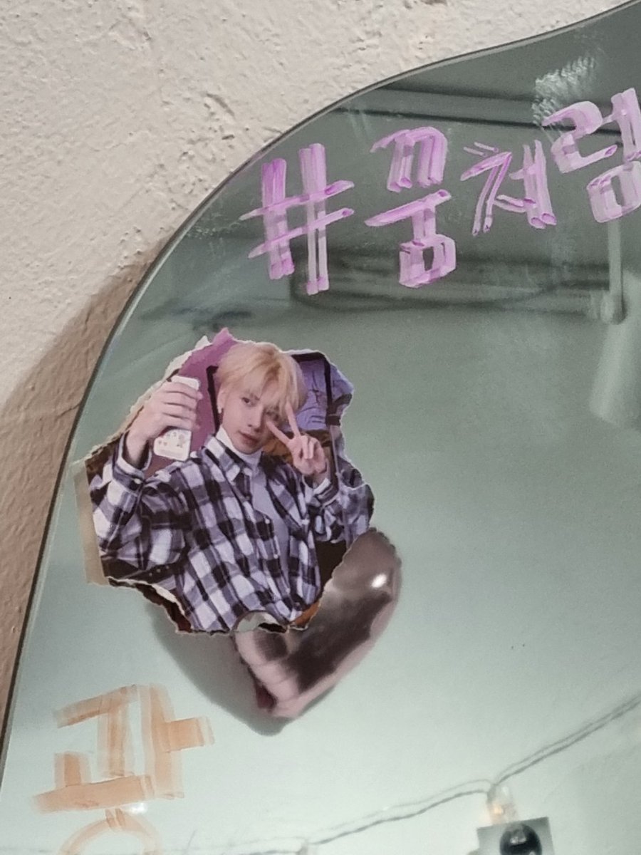 seol_mu's tweet photo. #꿈처럼_나타난_태현

올리고 싶은 사진이 많아서 타래로 계속 씁니다..

그래도 오픈시간 전에 가기도 했고, 1시간은 기다려보자. 싶어서 기다려서 들어갔는데 내부가 너무 예뻤어요! 거울에도 꾸며져있고 인형들도 너무 귀여웠어요.
줄이 길었던 만큼 카페 내부에 사람도 많았는데 https://t.co/6mXxa3IRE1