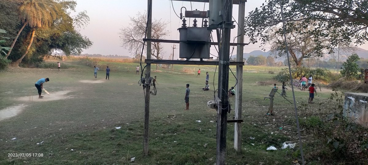 alokKum93336541's tweet photo. Dear Sir @tpnodl_balasore and @satyanandaTPNO1 @CMO_Odisha @MoSarkar5T @dm_jajpur ଦୟାକରି ଧ୍ୟାନ ଦେବେ ଏହି ଦୃଶ୍ୟ ଉପରେ ଯାଜପୁର ଜିଲ୍ଲା କବାଟବନ୍ଧ #Sub_Division ର କଣ୍ଟାପାଟଣା ଗ୍ରାମର ଦୃଶ୍ୟ ଏକ ଖେଳ ପଡ଼ିଆ ରେ #Transferm ଟି ରହିଛି ଯାହା ଛୋଟ ଛୋଟ ପିଲା ଏବଂ ଗାଈ ଗୋରୁଙ୍କ ପାଇଁ ବିପଦ ଦୟାକରି ଧ୍ୟାନ ଦେବେ । https://t.co/UvmUX0lKJh