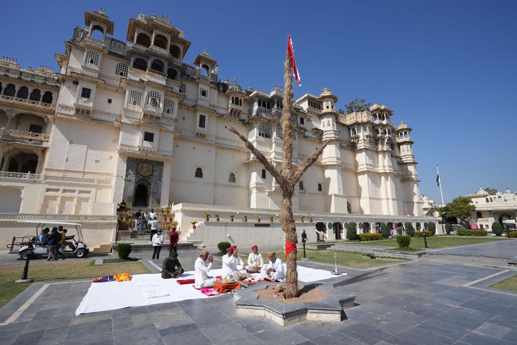 Eternal Mewar (@eternal_mewar) on Twitter photo Holika Danda Ropan at Manek Chowk, The City Palace, Udaipur to commence the celebration for the festival of Holi.
#HolikaDandaRopan #Ritual #Celebrations #Udaipur #Rajasthan
<a href="/lakshyarajmewar/">LakshyarajSinghMewar</a> Holika Danda Ropan at Manek Chowk, The City Palace, Udaipur to commence the celebration for the festival of Holi.
#HolikaDandaRopan #Ritual #Celebrations #Udaipur #Rajasthan
<a href="/lakshyarajmewar/">LakshyarajSinghMewar</a>
