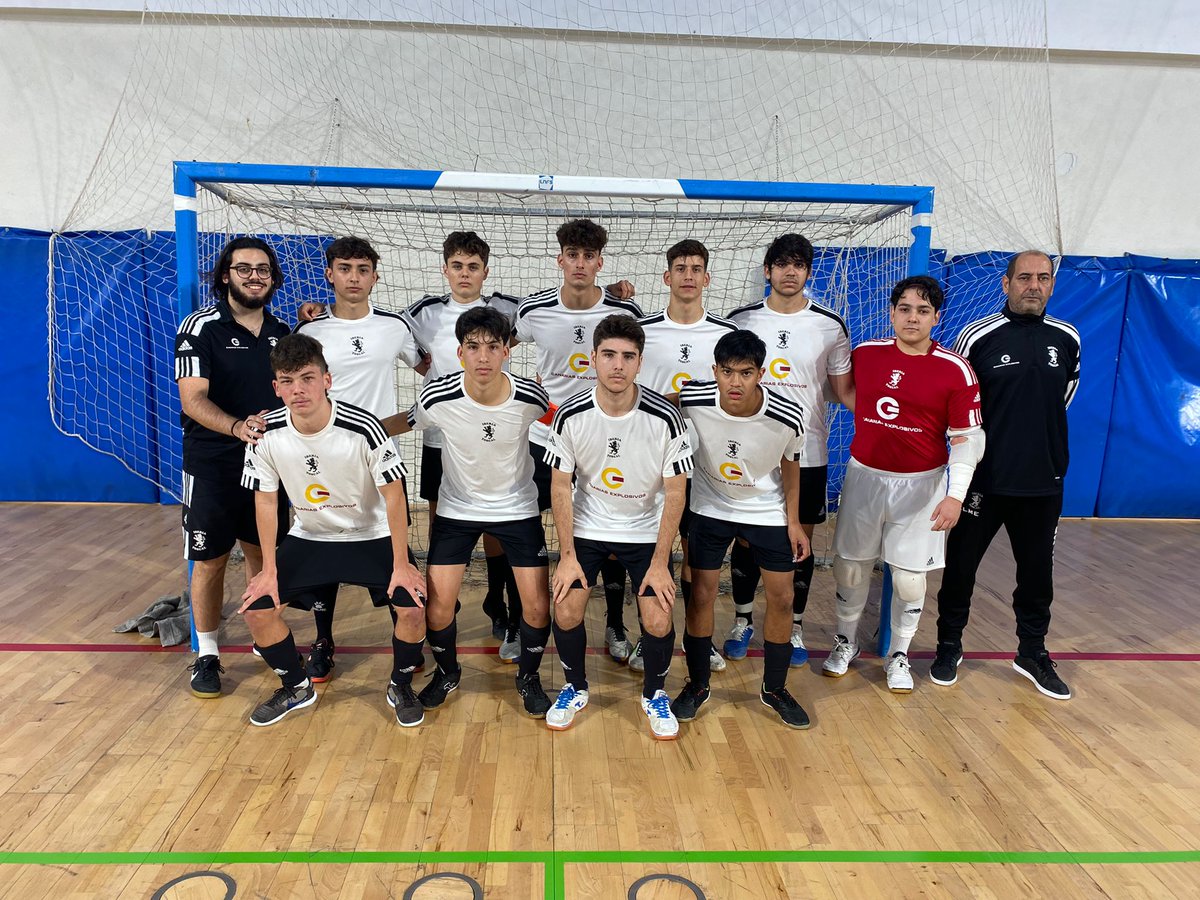 IberiaToscal's tweet photo. 🏆 Antes del inicio del encuentro, se entregó una camiseta a Mamel Torrado, como reconocimiento a su trayectoria como jugador y entrenador del club.

👦 También sumaron tres puntos los equipos Benjamín (9-1 ante el Salesianos) y Juvenil (6-4 ante el Bugedo). https://t.co/h4RhlRGzI3