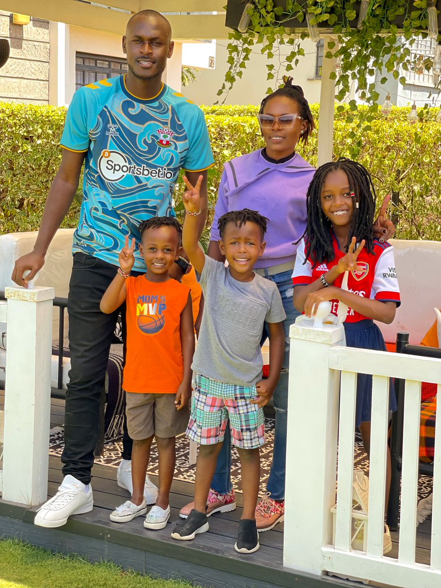 RabbitTheKing's tweet photo. Lovely Sunday.
After church with the Gang!
@nanaowiti #Gweth #Iroma #Royal #Christine and the Dog #Saka
Have a beautiful Sunday and an amazing week ahead. https://t.co/kQ6Y2pCVSu