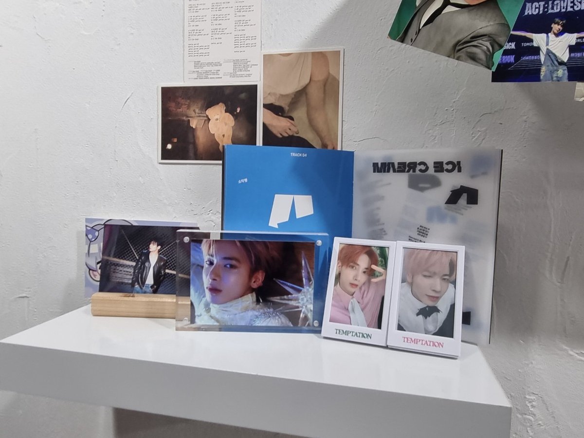 seol_mu's tweet photo. #꿈처럼_나타난_태현

주문하는 줄도 있고 럭드 줄도 있어서 아주 복작복작 했습니다ㅋㅋㅋ 주문은 친구들이랑 같이 기다려서 제가 하고 럭드줄로 이동해서 럭드도 했는데 머글 친구는 2장 모아 친구는 8장 저는 4장 했거든요.. 제가 가장 먼저 하게 되었는데 어쩌다보니 1등이 걸려서..친구 줬습니다 https://t.co/bYazmVpcC1