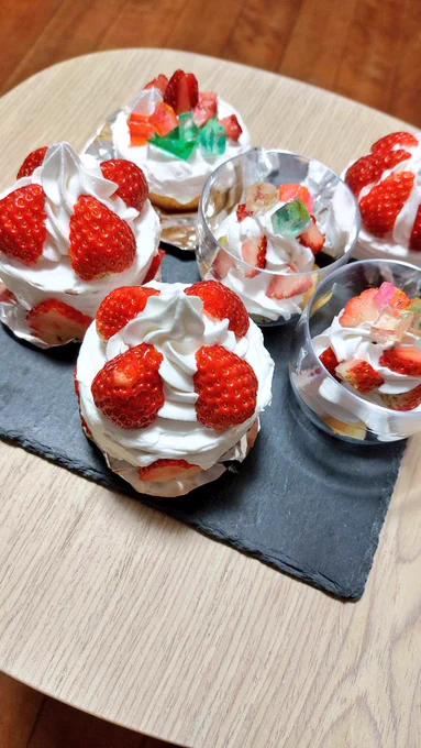たまたまカップケーキを焼いてたまたまイチゴが安くてたまたまこの間作った琥珀糖がいい感じに固まってたから… 