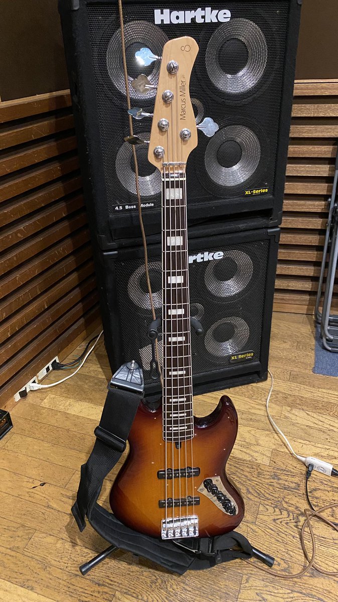 zigoku0721's tweet photo. 今年初の私が所属するバンド、あじゃりまちの練習でした…

ツイデにベース触ったのも今年初めてです。

付け焼き刃の突貫作業で課題曲覚えてそのマンマスタジオへ直行して事ナキを得たのです。

次回はチャンと練習するゾ！ https://t.co/swmQS3l8rp