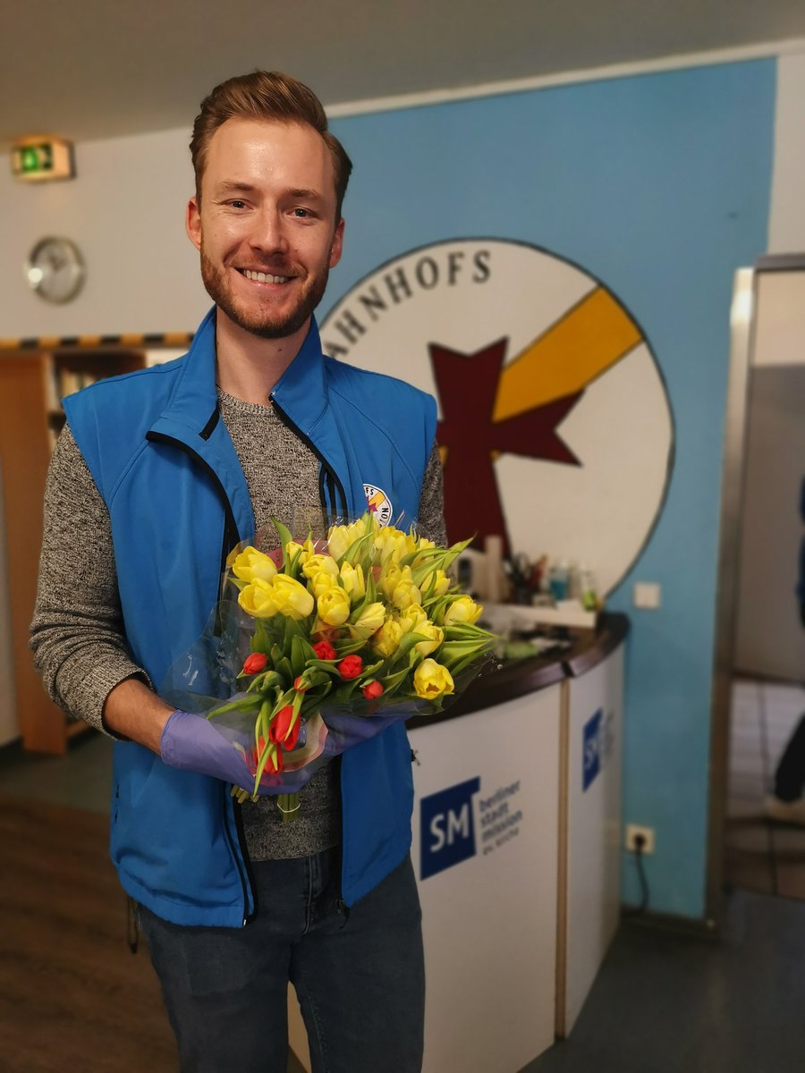 Danke an @BerlinerTafel für die Blumen. Passend zu den ersten Sonnenstrahlen konnten wir Freude in der #Bahnhofsmission Zoo verschenken. Es bleibt kalt, bleibt nachsichtig mit obdachlosen Menschen.