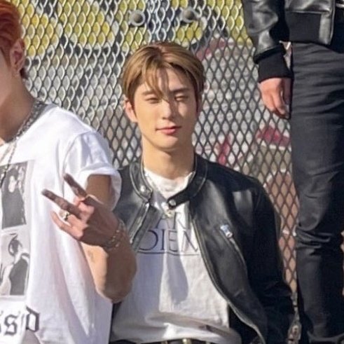 myeonmoons's tweet photo. somebody give the man some sunglasses https://t.co/c9SWBHcLxH