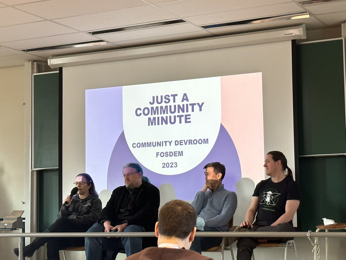 Having fun with Just a #Community Minute in the community devroom at #FOSDEM. @shirleybailes @spotfoss @geekygirldawn @lhawthorn @Czajkowski 

@fosdem #brussels #opensource @redhatopen