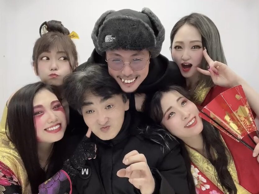 shadow_jpr's tweet photo. 苫小牧スケートまつり
ありがとうございました！

あれ？
前回の苫小牧で
涙の卒業をしたはずの
元マネージャー州くんもいたぞ？
ホワエクさんにもMCで突っ込まれてしまったぞ？笑

次の涙の卒業は
いつもPAをやってくれている
JPRスタッフじゅんさん…

また絶対ライブで
PAやって下さいね…！ https://t.co/ytZaDpE5Eb