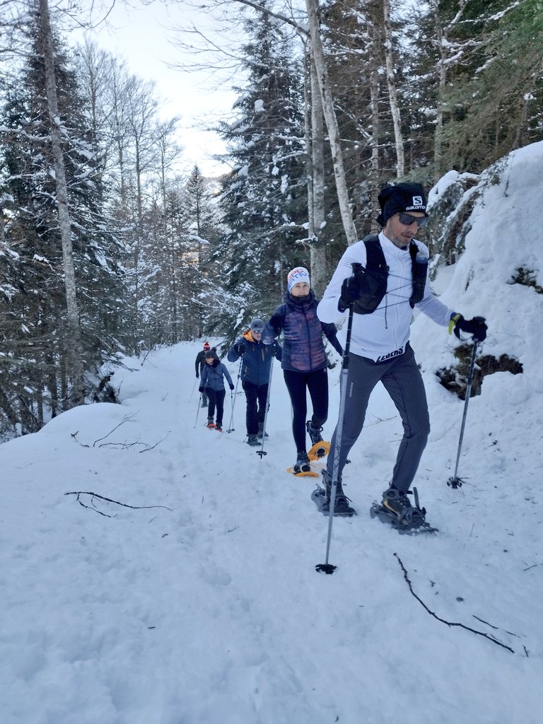 Disfrutando de una jornada preciosa en el Pirineo Francés 🏔️🇨🇵
Raquetas de nieve, buenas condiciones y buena compañía! No se puede pedir más! 😁❄️
Más info👉🏼 carrerasdemontana.com/tag/raquetas-d…
#canfrancpirineos
#alpinultras
#raquetasdenieve
#pirineos
#winter