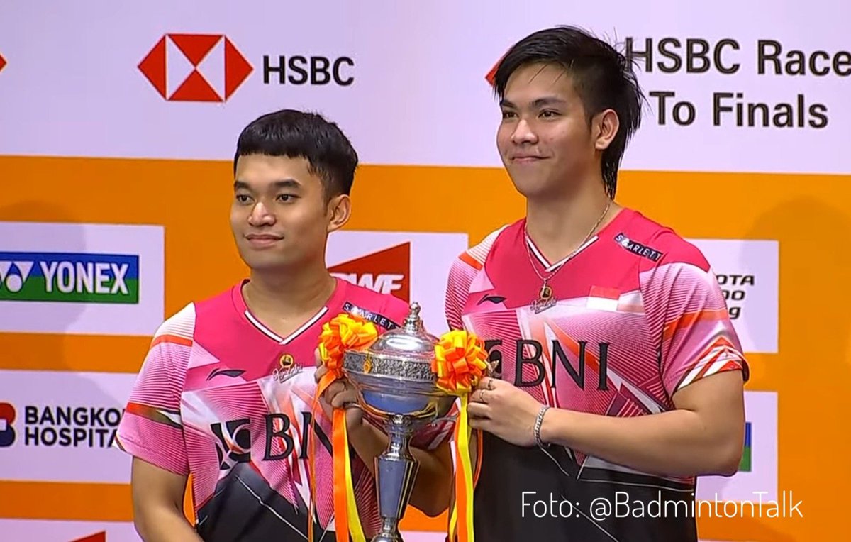 Dari Nimibutr Arena, Bangkok, Thailand, sore ini, pasangan muda Leo Rolly Carnando/Daniel Marthin kembali mengirim kabar gembira. Mereka keluar sebagai juara ganda putra Thailand Masters 2023 setelah menakluklan Su Ching Heng/Ye Hong Wei dari Taiwan.

Selamat kepada Leo/Daniel.