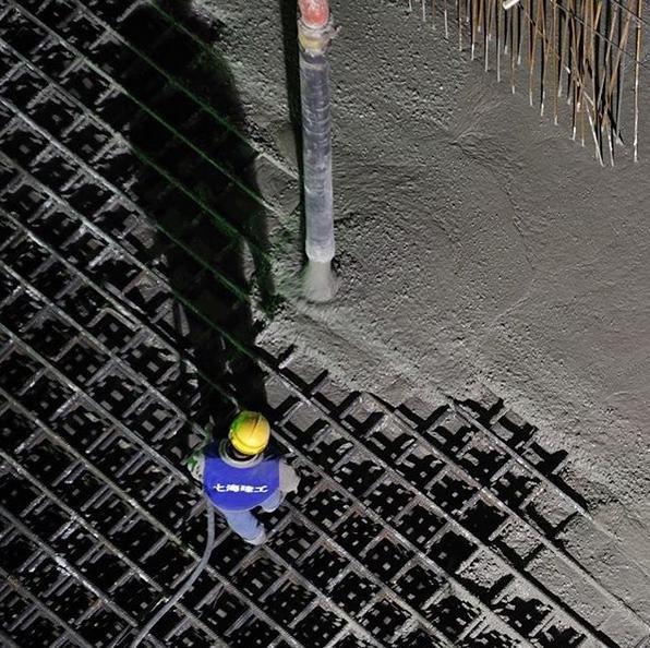 Mundo_Hormigon's tweet photo. Vertido de hormigón autocompactante. Se coloca por la acción de su propio peso rellenando el encofrado sin necesidad de compactación interna o externa. https://t.co/FBcAmxskKk