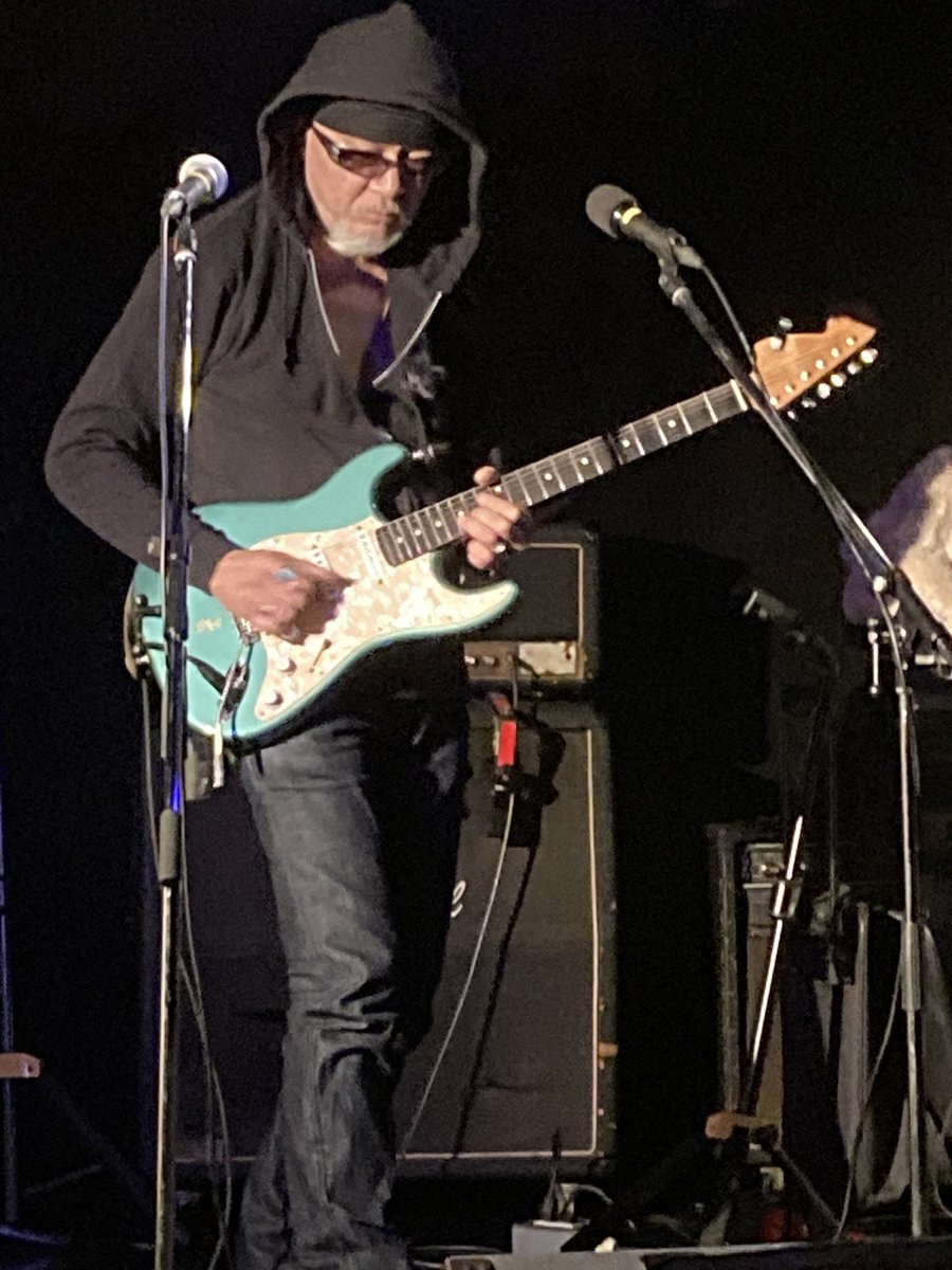 greemiemi's tweet photo. 各所でライブが重なる今夜、Jimi-Jam!もう8年くらい前かな〜ギターのジミセンさん、ドラムのミッチさんとはよく対バンを、ベースのおいちゃんとは一緒にバンドやってました。おいちゃんと会うのはそれ以来だよ。かっこいいバンドでした❣️ #池袋adm #JimiJam #jimisen https://t.co/vDQe14iR8t