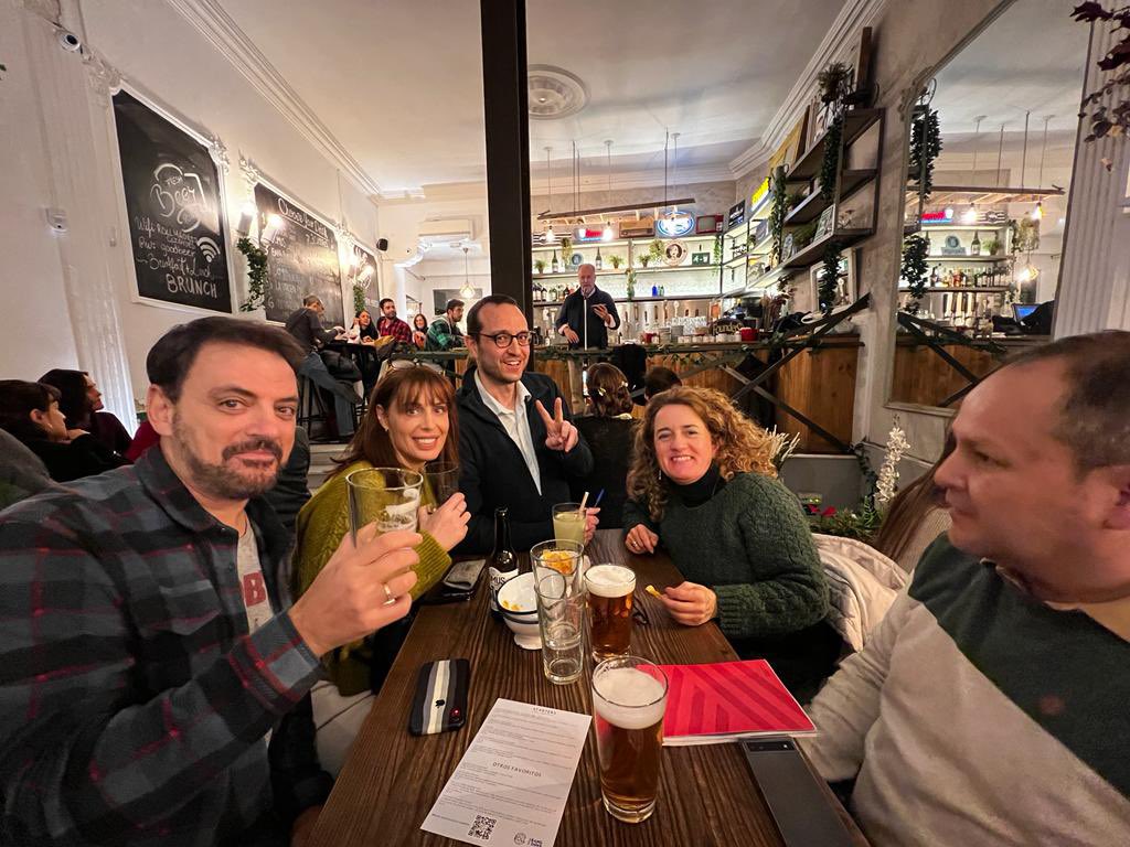 El miércoles pasamos una noche increíble en <a href="/RollMadrid/">Roll Madrid</a> jugando al #trivianight de #VaughanRadio con <a href="/imkylemillar/">Kyle Millar</a> (our man from Canada) y <a href="/imalbertoalonso/">Alberto Alonso 🇺🇸🇪🇸</a> (las fotos son suyas) y presentado por Mr Vaughan himself!!! Looking forward to the next one!!!