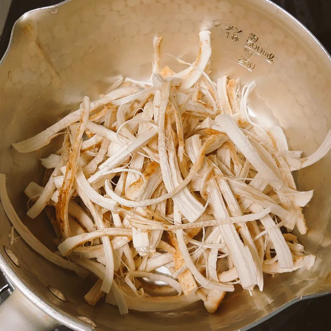 最近、常備菜に切り干し大根などを煮たものを作ってるのだけれど、椎茸の軸を入れるのにハマっている。「もったいない」精神とかよりも、単純に食材としてのポテンシャルの高さに気づかされたという感じ?買うときも、『軸が食べ応えあるかどうか』が判断基準になってきてる(^_^;) 