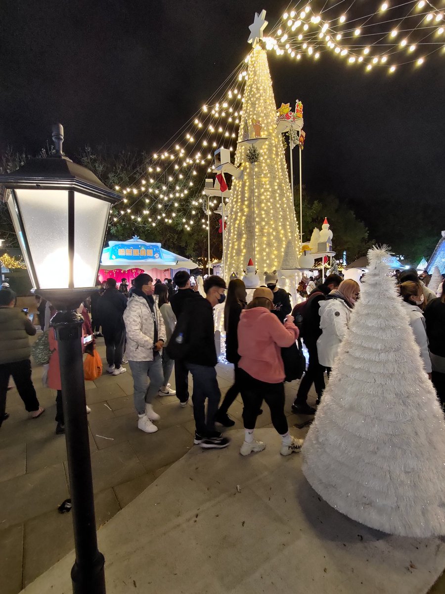DanielInTaiwan's tweet photo. I started my current photo series with New Year's Eve in Hualien, skipping the first days. So now I'm in the great situation of still having Christmas photos to share. Timing is everything...
Christmasland #Taipei 2022
#Taiwan https://t.co/v54jgIuqmT