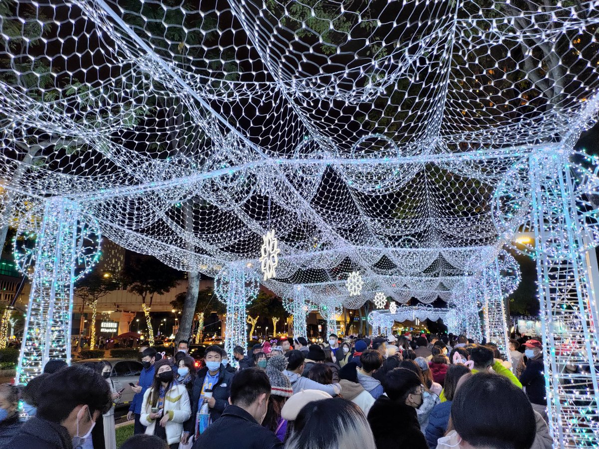 DanielInTaiwan's tweet photo. I started my current photo series with New Year's Eve in Hualien, skipping the first days. So now I'm in the great situation of still having Christmas photos to share. Timing is everything...
Christmasland #Taipei 2022
#Taiwan https://t.co/v54jgIuqmT
