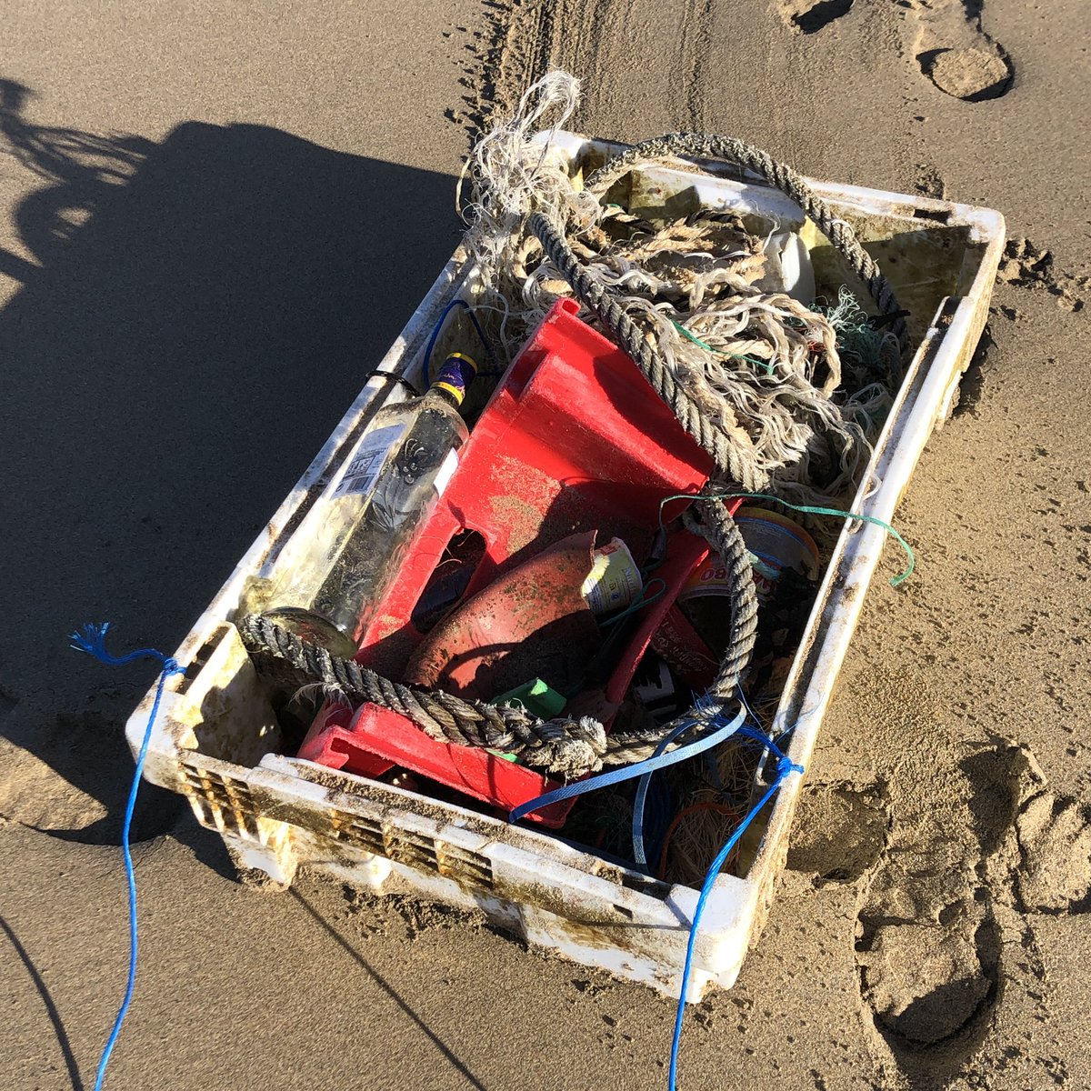 Who needs the gym? Dragging a fish box full of rubbish along Perran Sands is all the exercise you need on a beautiful Sunday morning! @2minuteHQ @CleanCoasts @mcsuk #2MinuteBeachClean #Cornwall #plasticpollution #LoveYourBeach