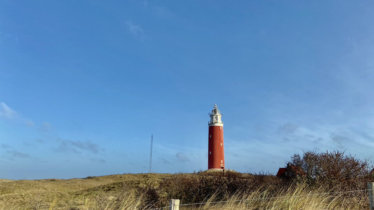 ArieJanVT's tweet photo. #texel #blauwelucht #wind #schuimkoppen #noordzee #ligthouse #vuurtoren #noordzee #dutch #beach https://t.co/m5o8plz7Rw