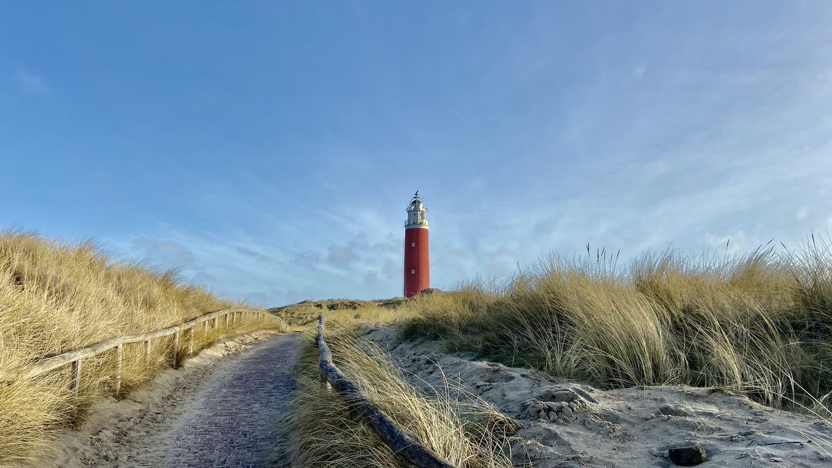 ArieJanVT's tweet photo. #texel #blauwelucht #wind #schuimkoppen #noordzee #ligthouse #vuurtoren #noordzee #dutch #beach https://t.co/m5o8plz7Rw