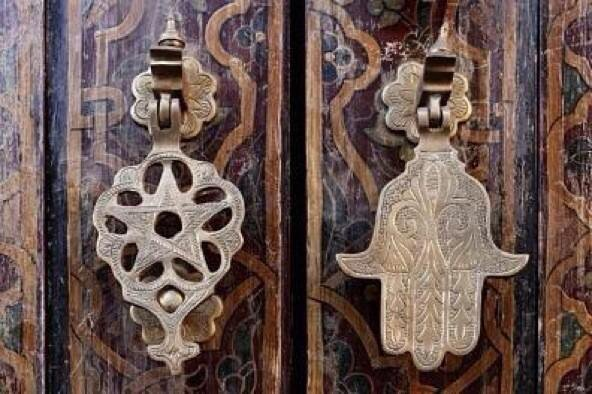 tariharsivi's tweet photo. Mahremiyetin sanatla ifadesi, kadınlar ve erkekler için ayrı kapı tokmakları. Tok ses vurunca gelenin erkek ince ses vurunca gelenin hanım olduğu anlaşılırdı. https://t.co/nJCcEYzgBr