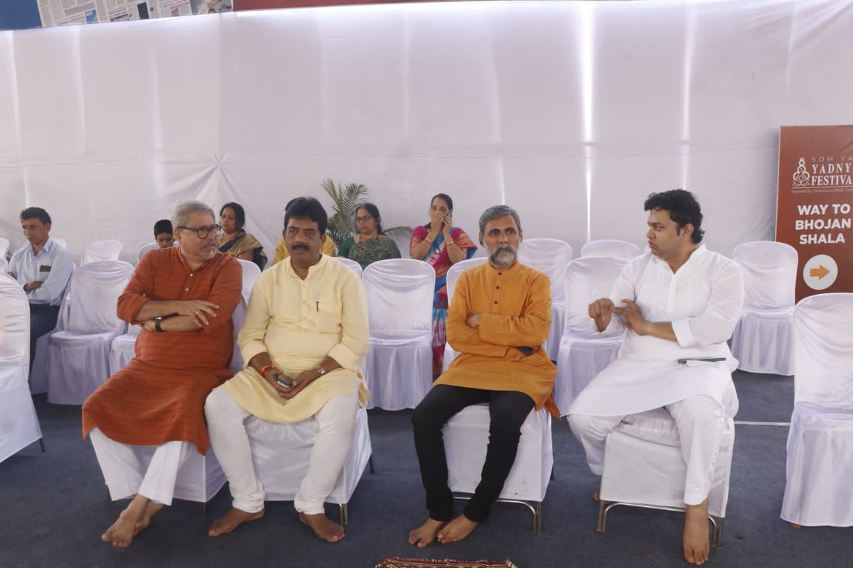 ShetSadanand's tweet photo. Witnessed the Agnishtoma Mahasoma Yagya being performed by #SakalGroup in Goa. Met and greeted Sakal group Chairman Abhijit Pawar, Raju Nayak, and others. @GomantakDainik https://t.co/s5aXJlLtey