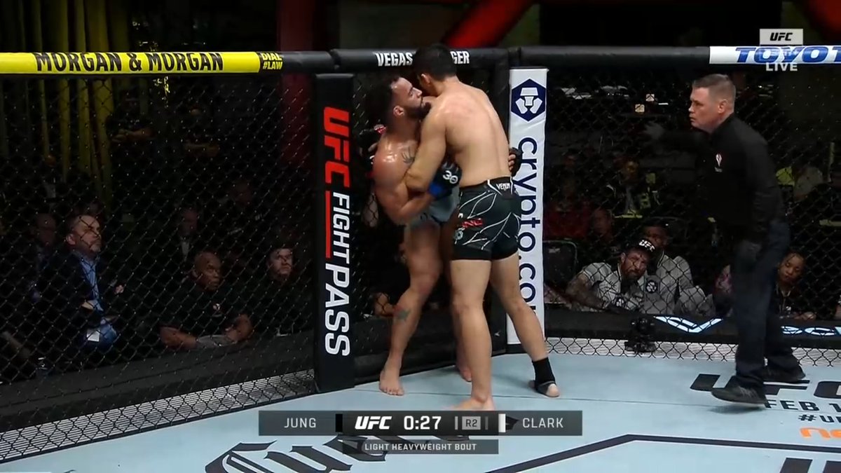 mmathrwdwnrprt's tweet photo. this round can go either way but because of the Takedowns #devinclark gets Round 2 #UFCVegas68 https://t.co/Eg7T7ldgJj
