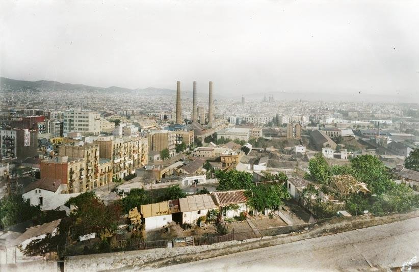 CatalunyaColor's tweet image. 🗓️Tal dia com avui de 1919.... 
S'inicia a Barcelona la vaga de la Canadenca, que durarà un mes i mig i acabarà amb l'aprovació per llei de la jornada laboral de 8 hores per primer cop a la història.
Voleu conèixer aquests fets en color?
Seguiu el fil 🧵