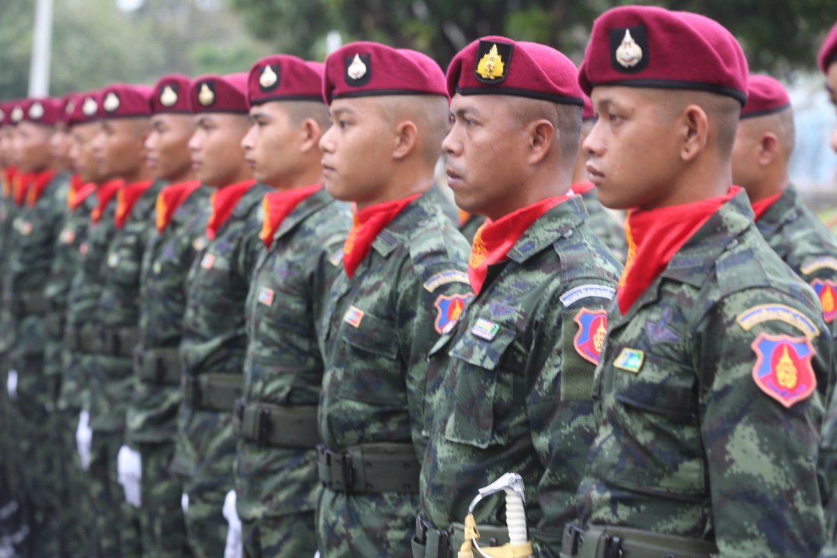 WassanaNanuam's tweet photo. “บิ๊กบี้” กับถิ่นเก่า
กองพัน RDF ร.31พัน3 รอ.
ร่วมงาน “วันวีรกรรมทหารกล้า”
กองพัน��่งทางอากาศที่ 1
ในยุทธการ”ดอนเจดีย์2”
ตามแผนป้องกันประเทศ
สละชีพ 69 นาย
สลักชื่อ ณ อนุสาวรีย์ 

https://t.co/j4fDM5zSbd https://t.co/OSBJB9kT3T