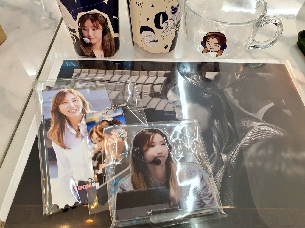 elevenaps's tweet photo. 구할 수도 없는 귀한 것들 감사히도 공유해주셔서  
아기자기 알찼던 윰생카 귀엽다 예쁘다 행복하다♡

#윰탄절_ㅊㅋㅊㅋ
#윰언니_2따만큼_축하해5 https://t.co/ewaN5cruBr