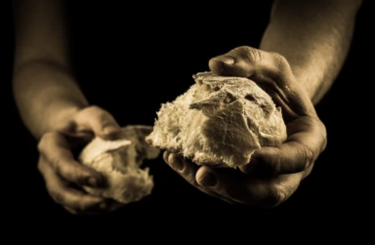 "parte tu pan con el hambriento ... Entonces surgirá tu luz como la aurora, enseguida se curarán tus heridas" (Is 58, 7).
Todos somos gente con heridas, pero podemos curar. Cura a otros y te curarás. Ilumina a otros y te iluminarás. Serás radiante. Todo empieza partiendo el pan.